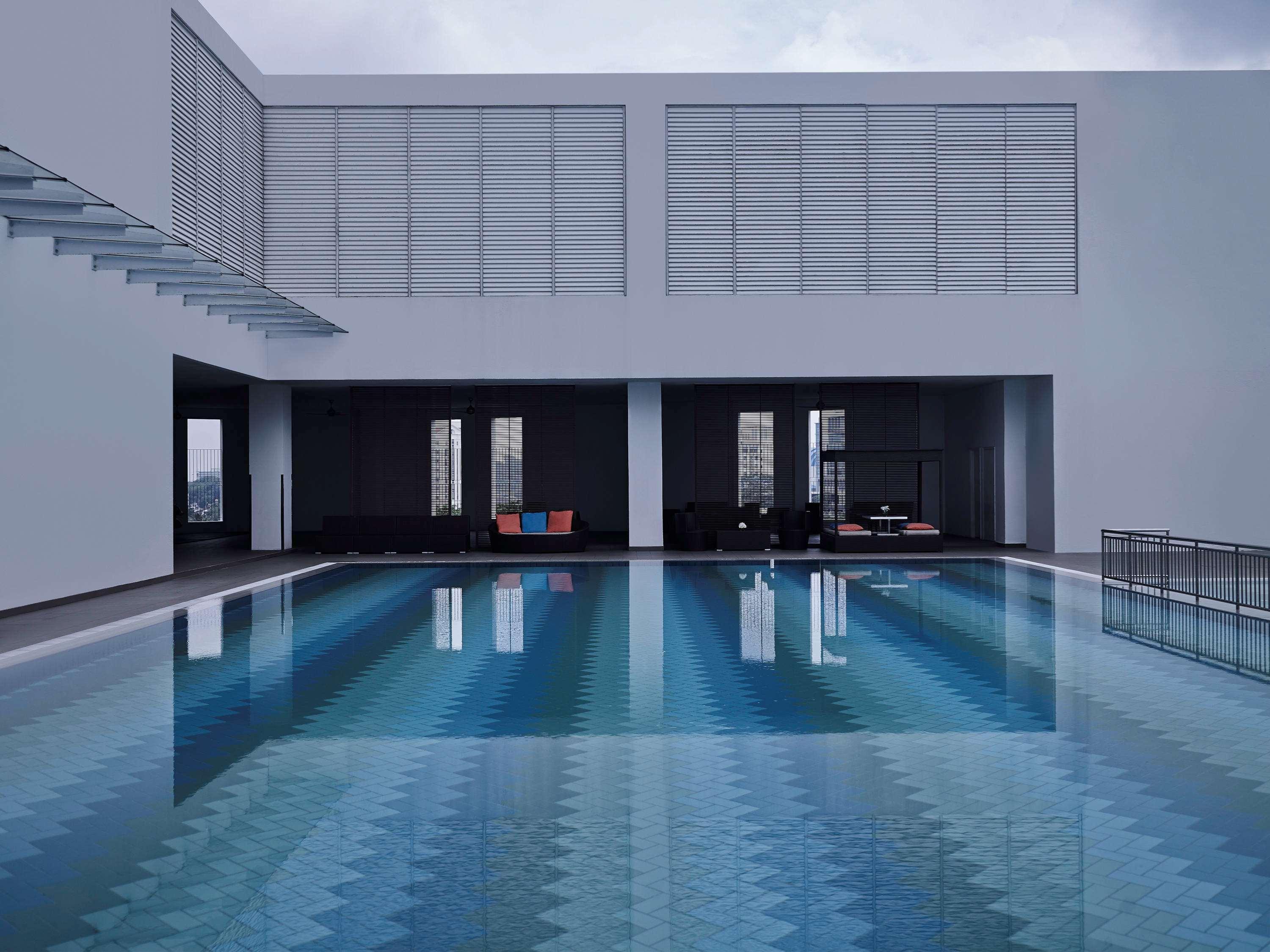 Pullman Kuching Hotel Екстериор снимка The swimming pool