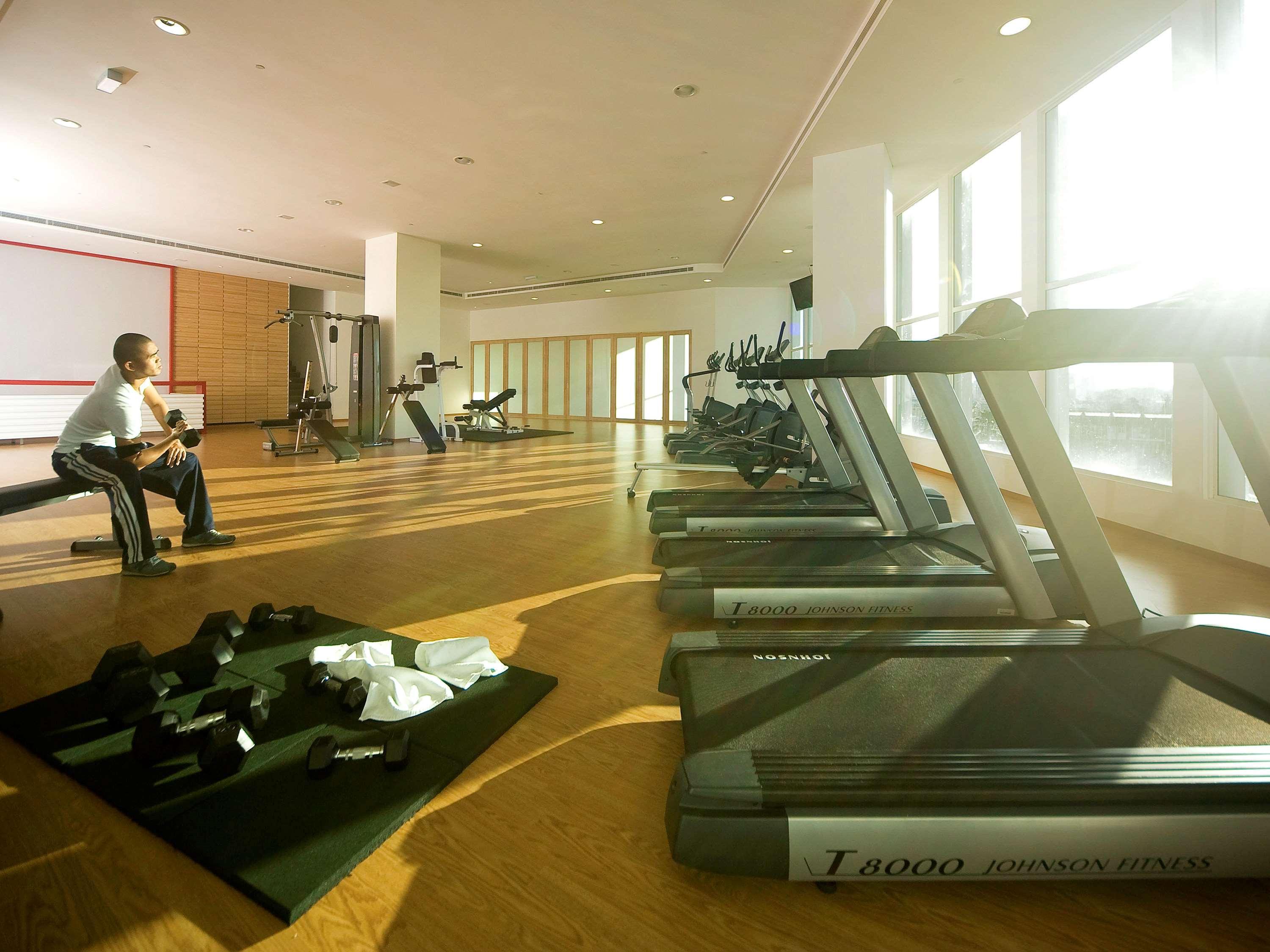Pullman Kuching Hotel Екстериор снимка The gym at the InterContinental