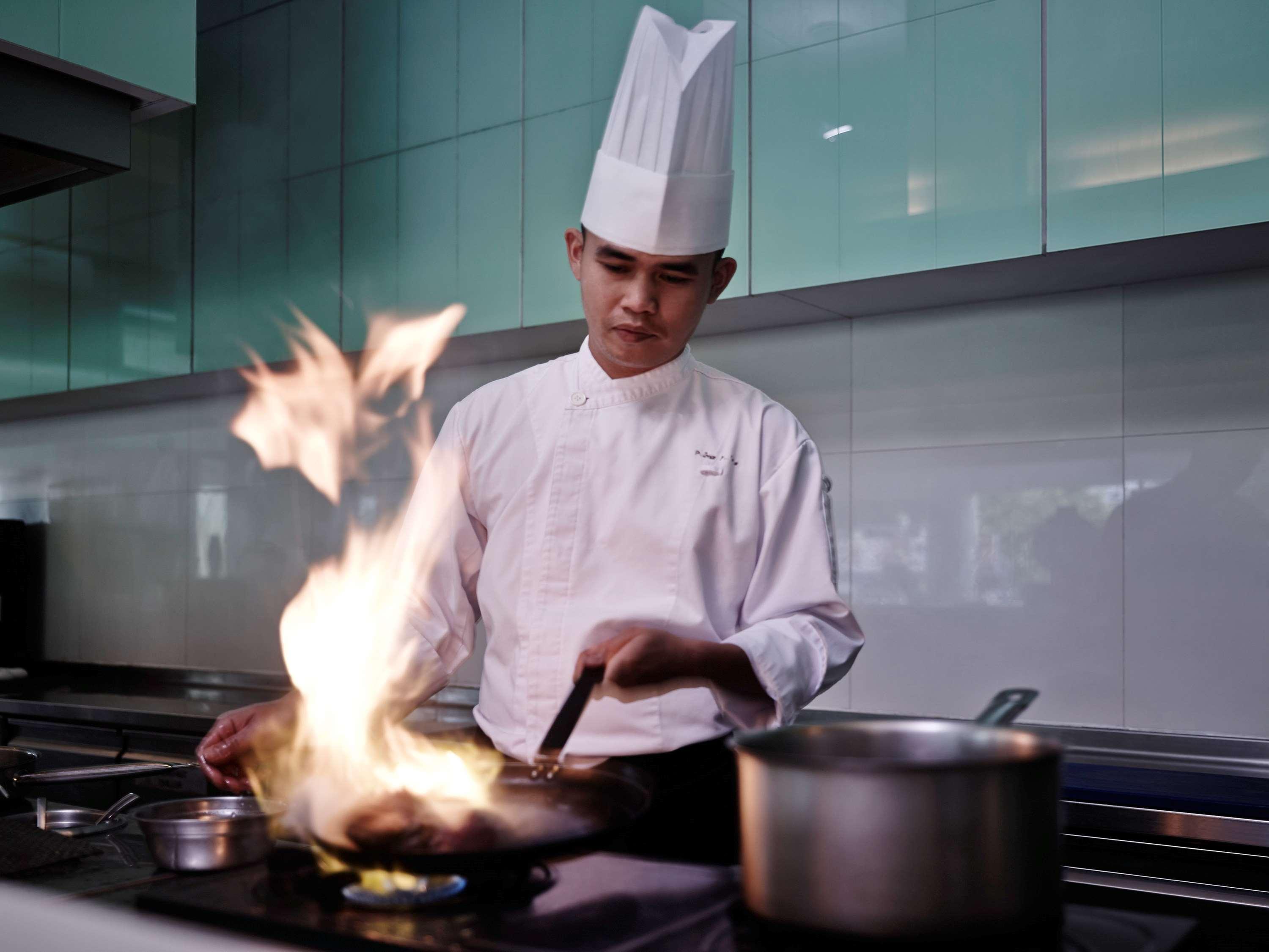 Pullman Kuching Hotel Екстериор снимка A chef cooking with a flaming wok