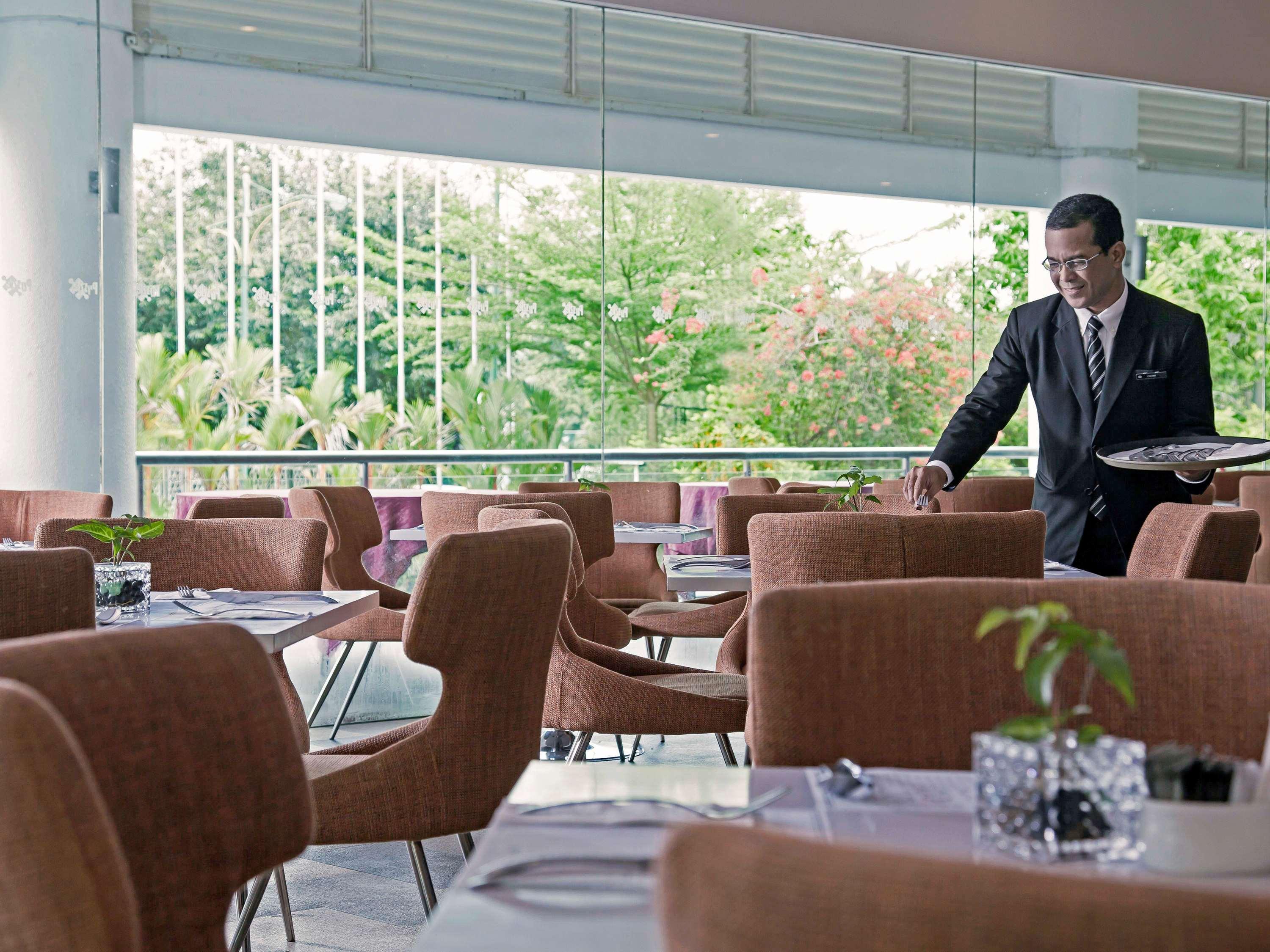Pullman Kuching Hotel Екстериор снимка A restaurant at the hotel