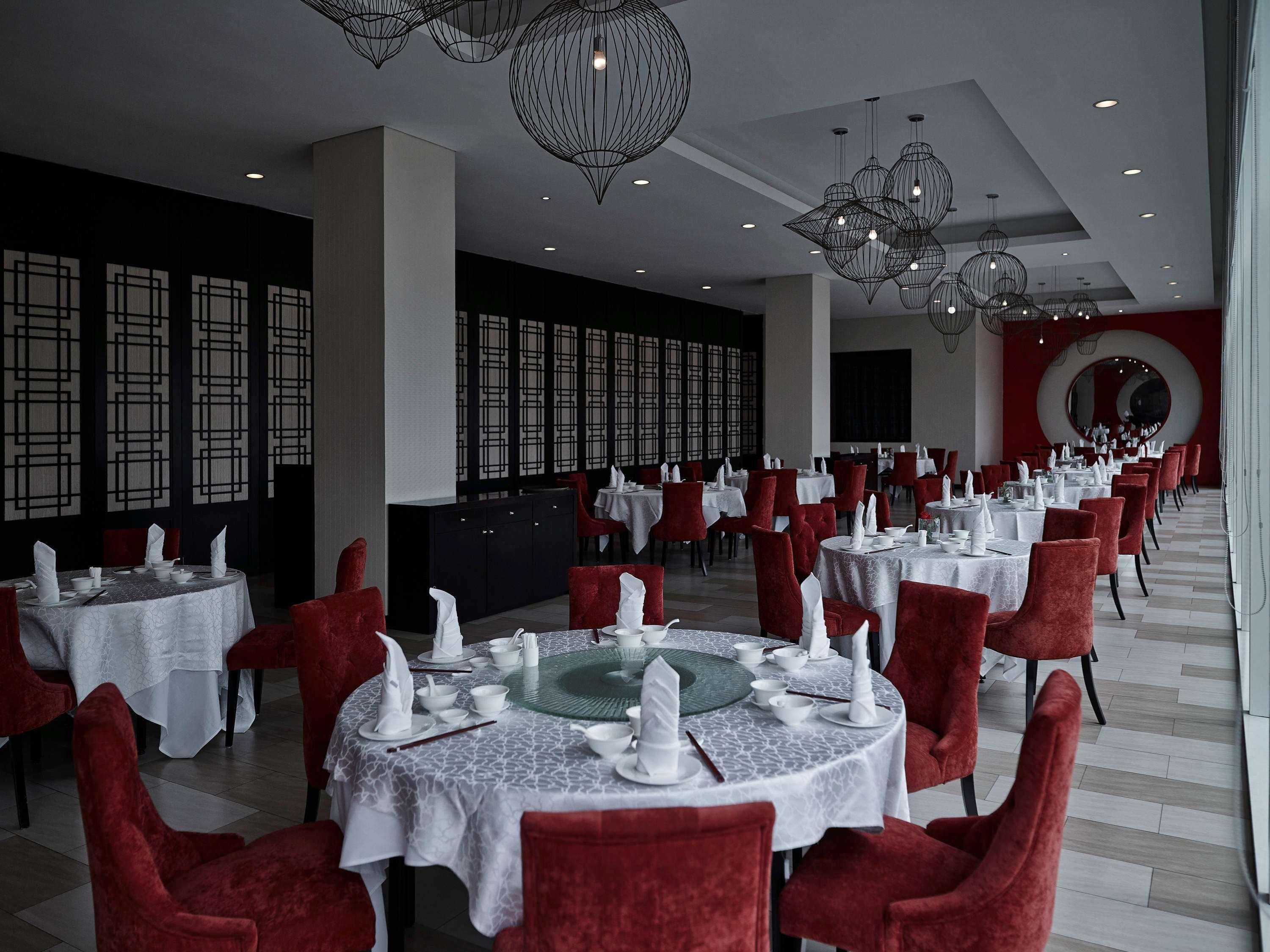 Pullman Kuching Hotel Екстериор снимка Interior of the restaurant
