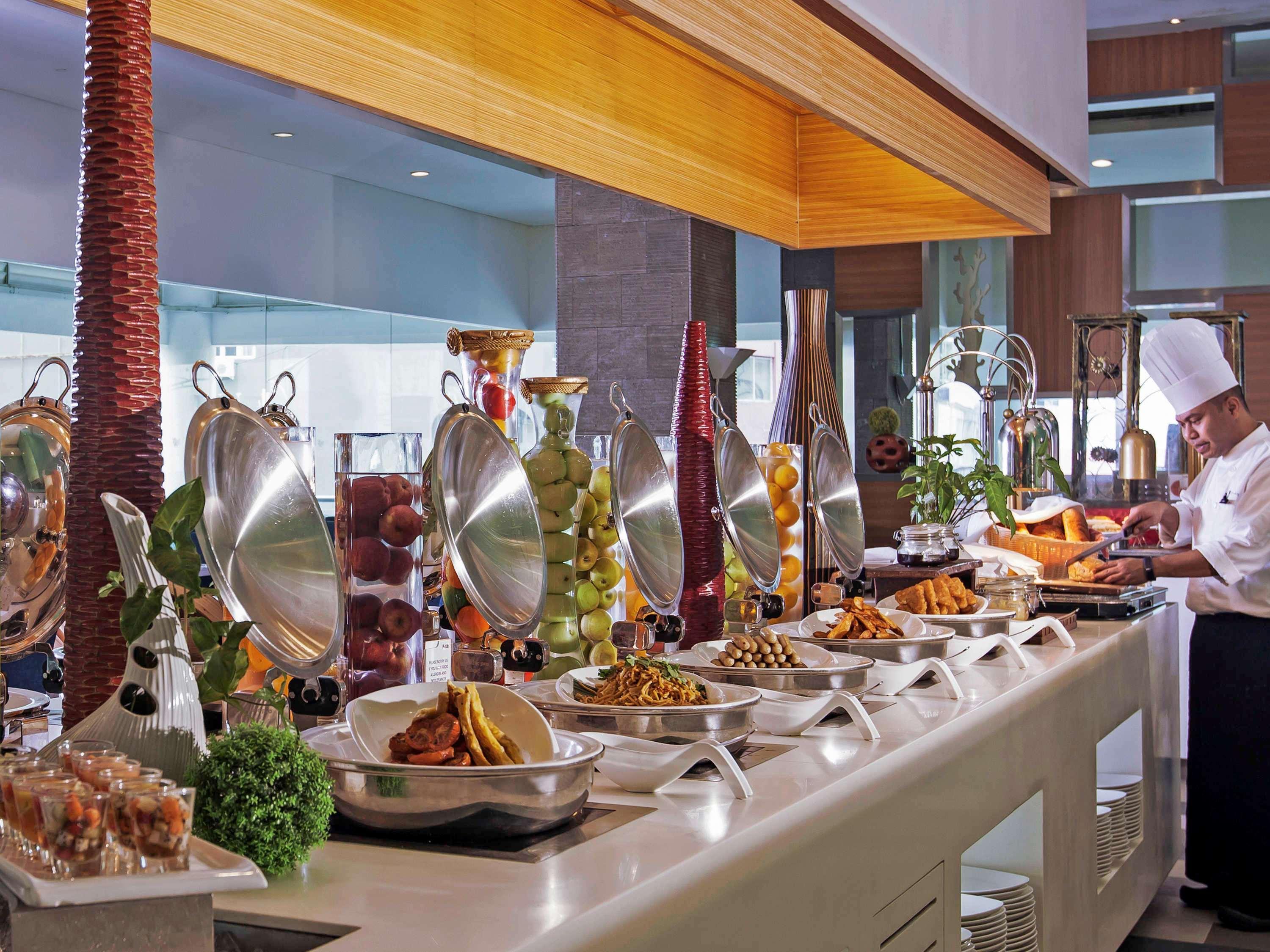 Pullman Kuching Hotel Екстериор снимка A buffet at a hotel