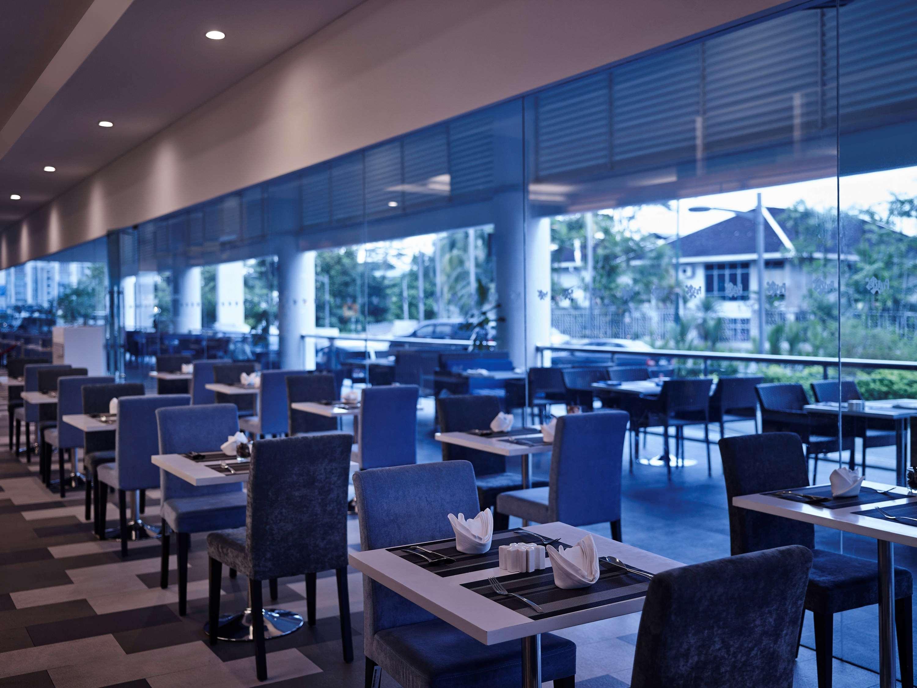 Pullman Kuching Hotel Екстериор снимка The restaurant at the airport
