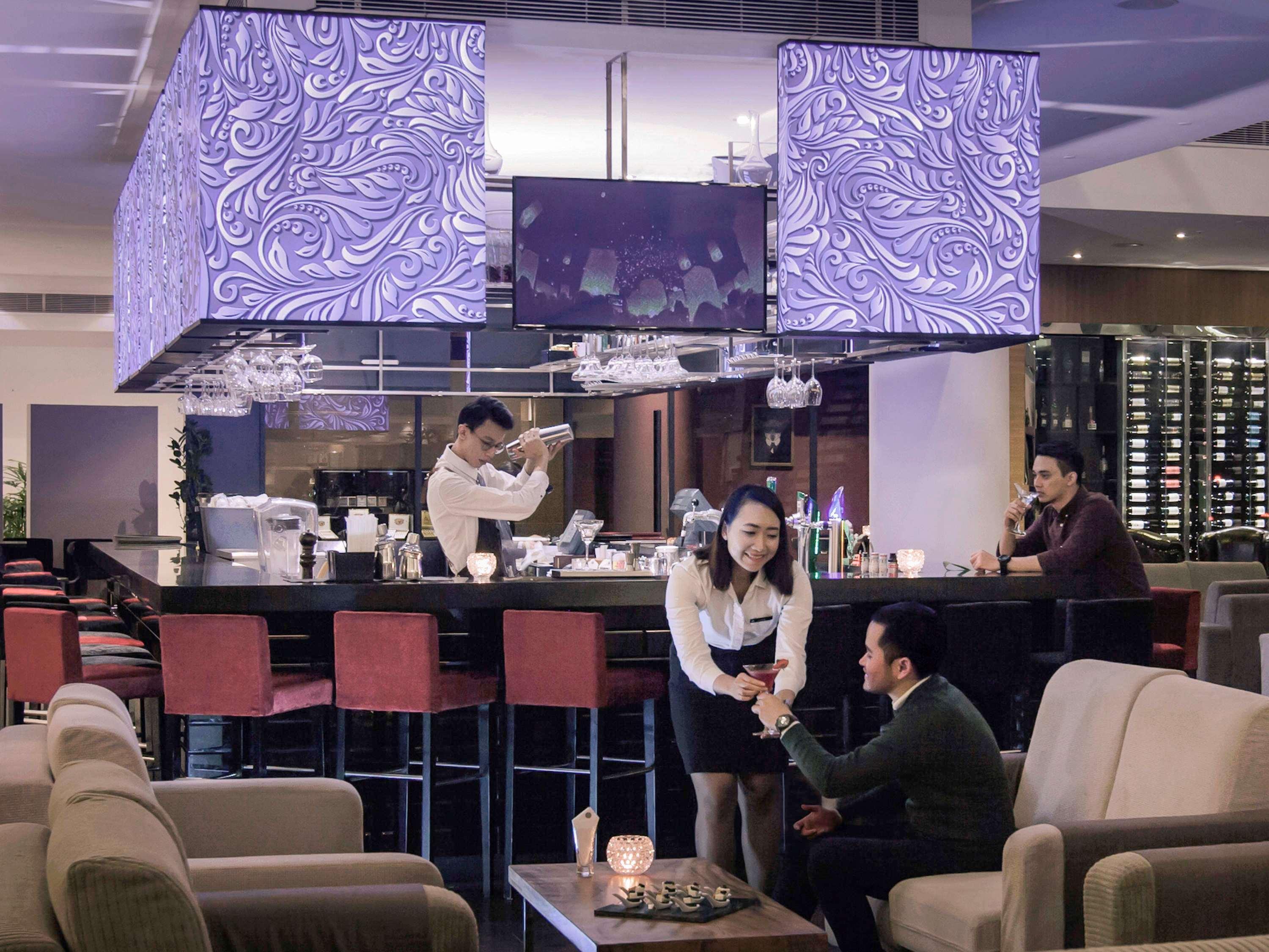 Pullman Kuching Hotel Екстериор снимка The bar at the lounge