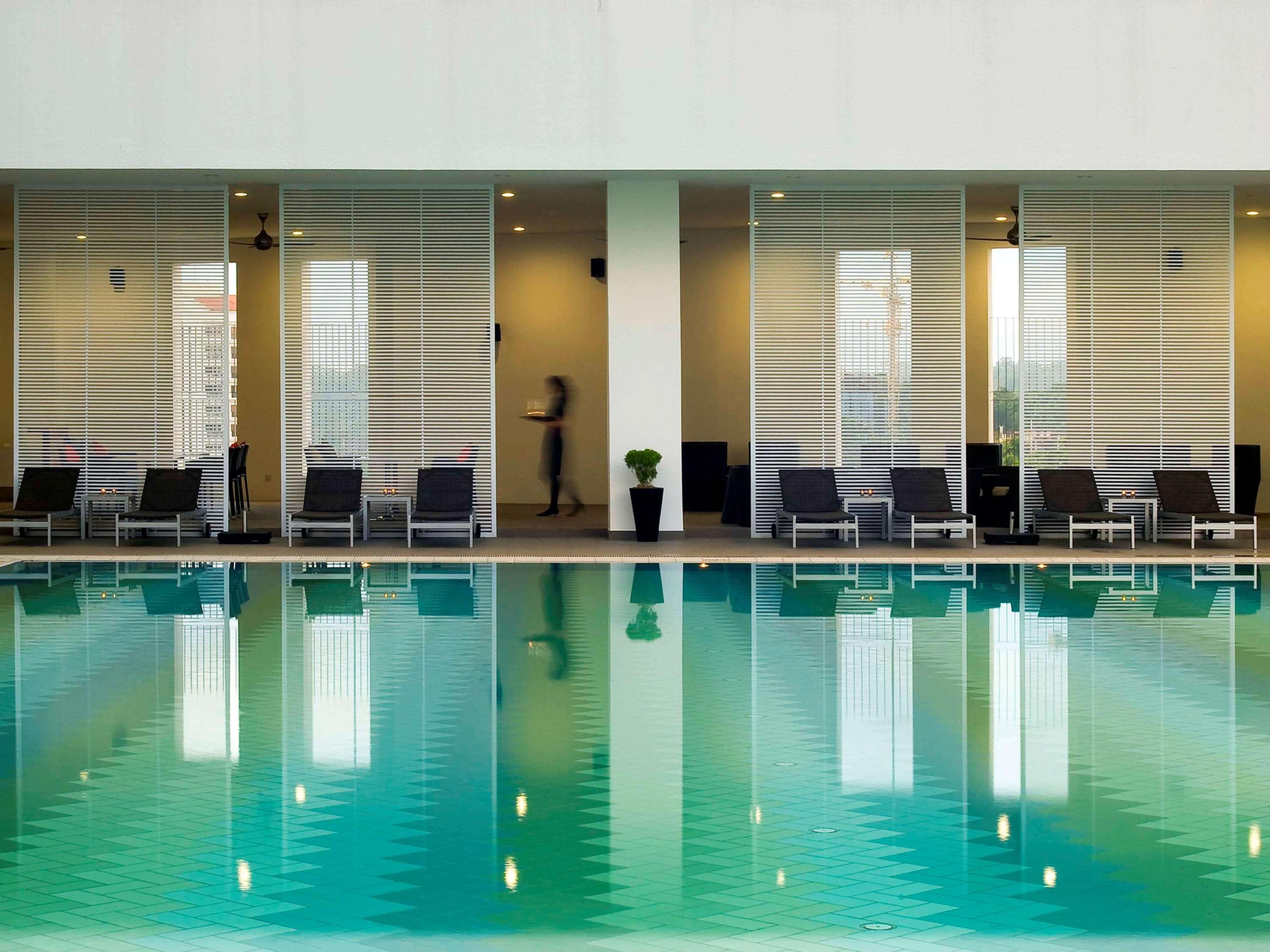 Pullman Kuching Hotel Екстериор снимка The swimming pool at the hotel