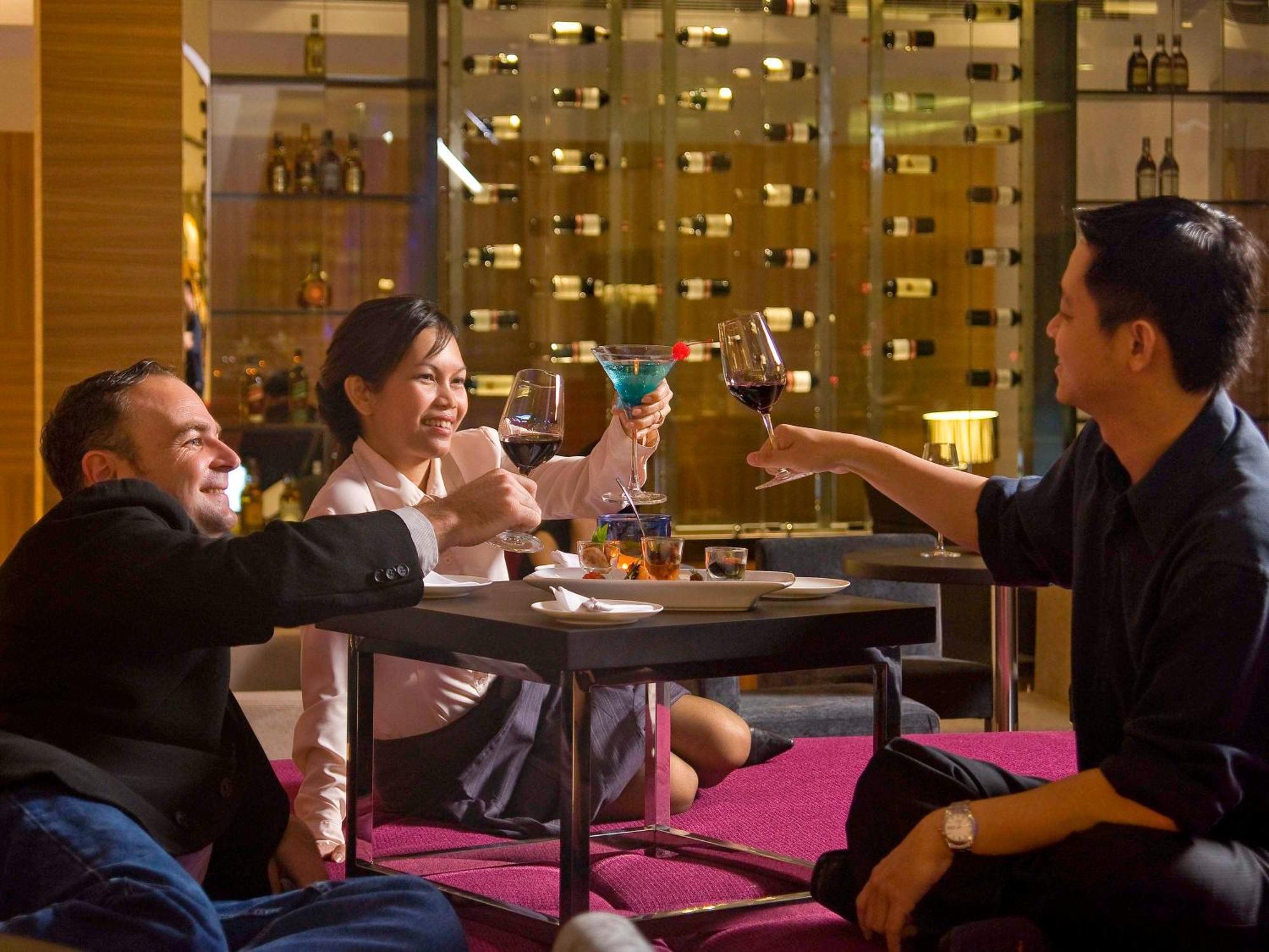 Pullman Kuching Hotel Екстериор снимка The Wine Bar