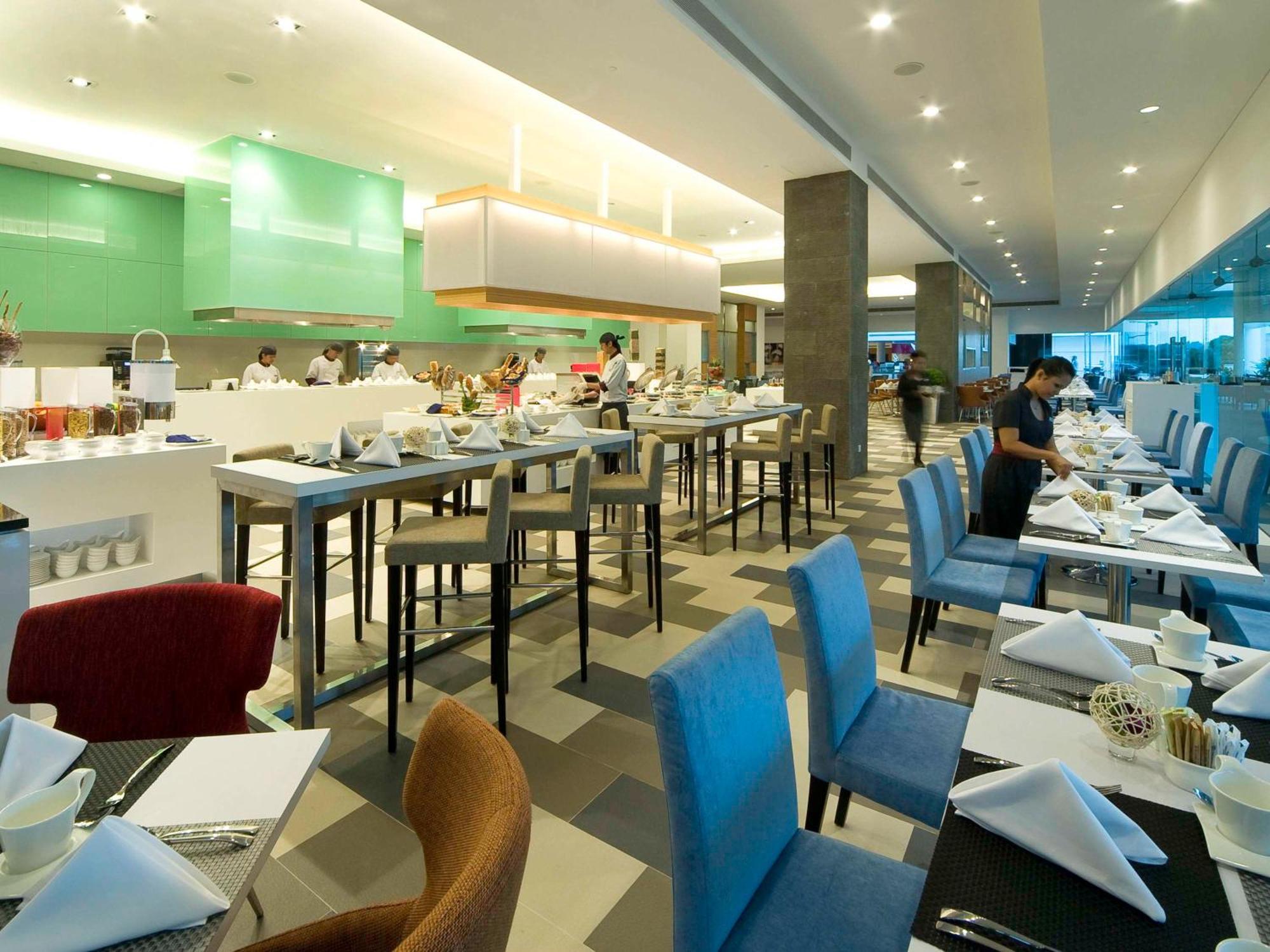 Pullman Kuching Hotel Екстериор снимка The buffet at the lobby