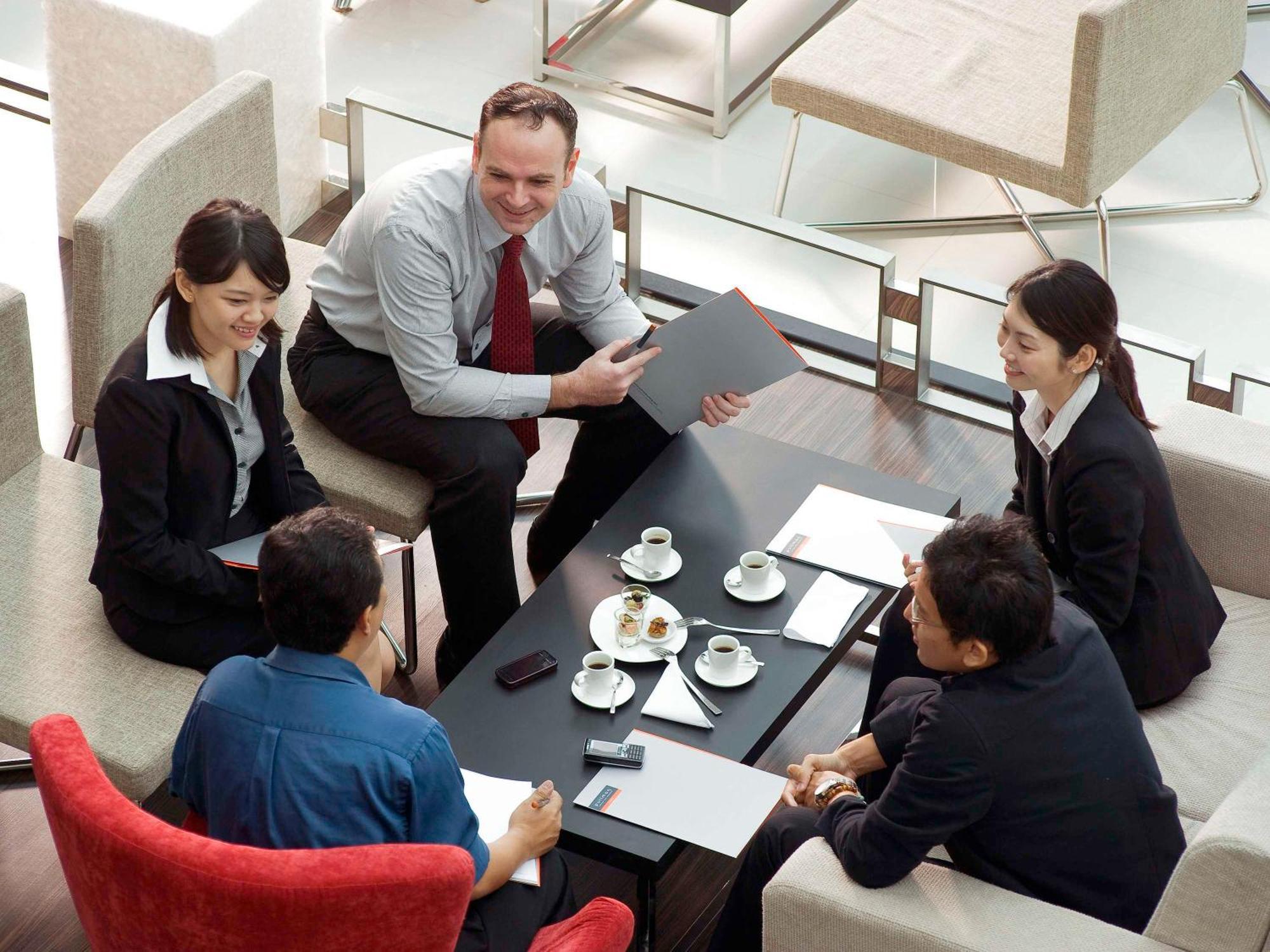 Pullman Kuching Hotel Екстериор снимка A team of businesspeople