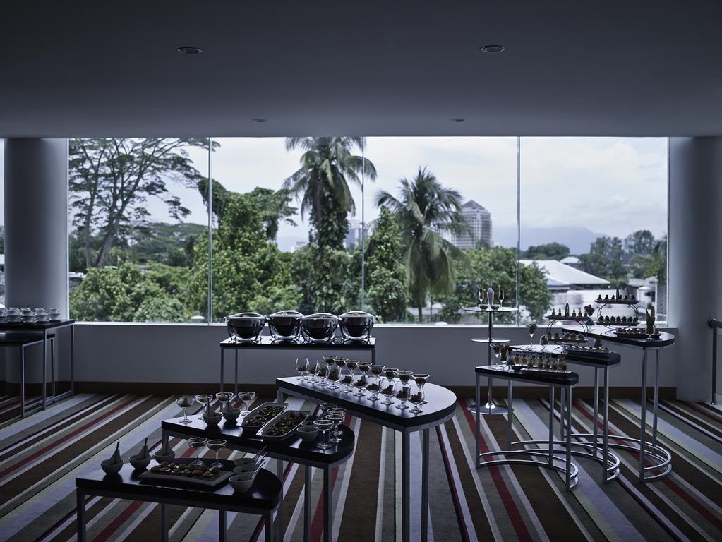 Pullman Kuching Hotel Екстериор снимка The interior of the restaurant