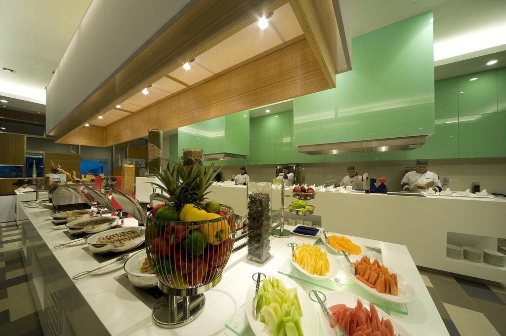 Pullman Kuching Hotel Ресторант снимка A buffet at a hotel