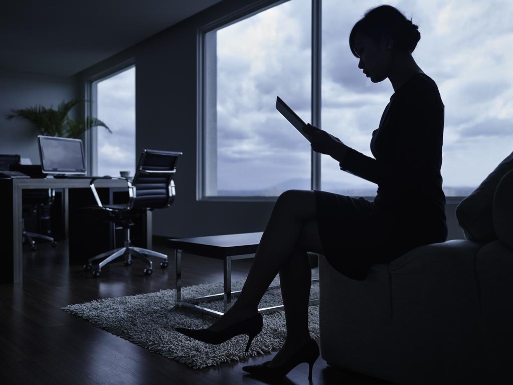 Pullman Kuching Hotel Екстериор снимка A woman working in a dark office