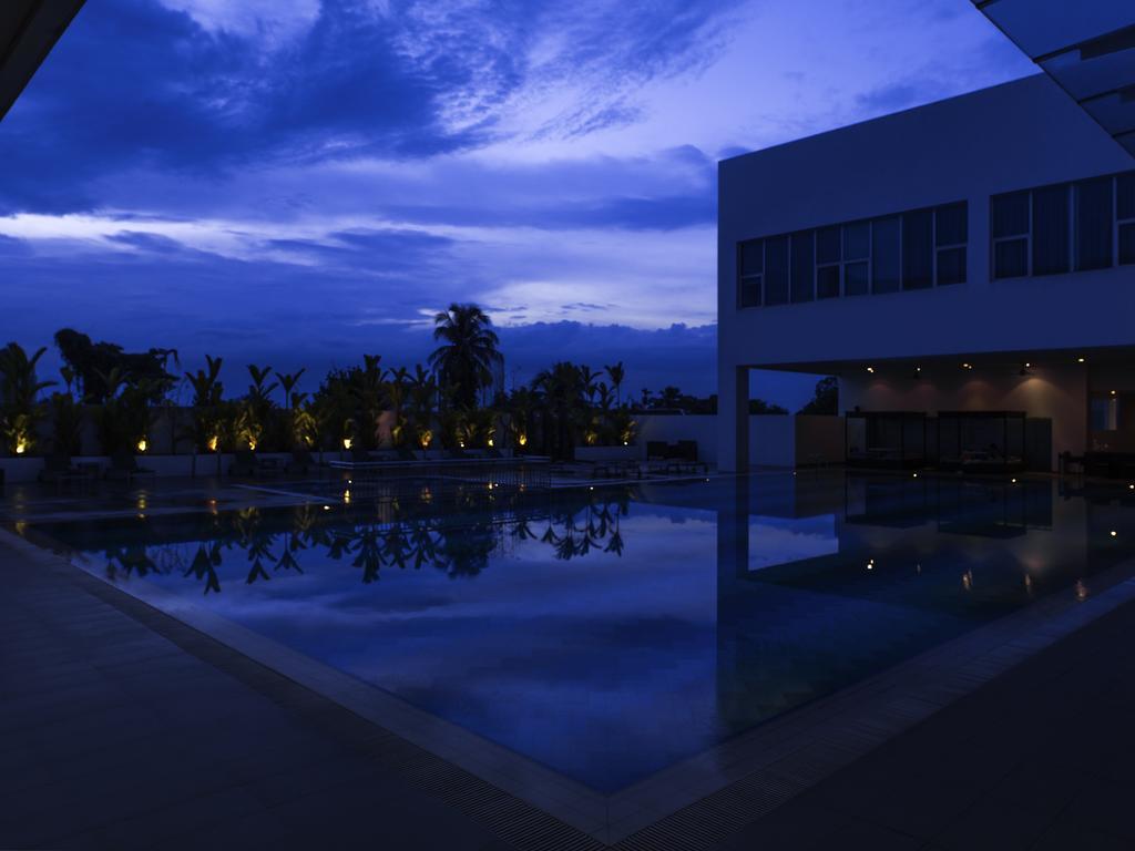 Pullman Kuching Hotel Екстериор снимка The pool at the hotel