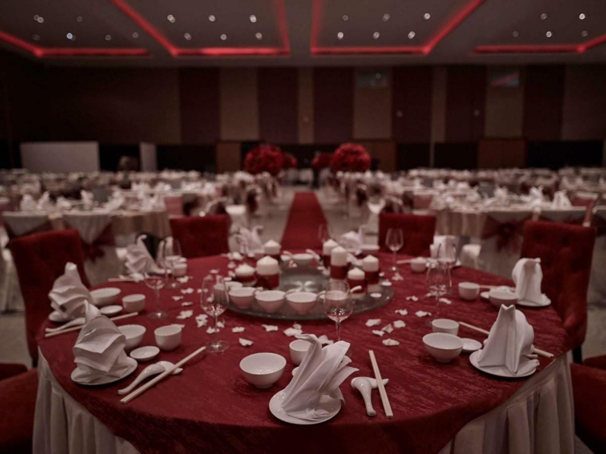Pullman Kuching Hotel Екстериор снимка A typical table setting at a Chinese wedding banquet